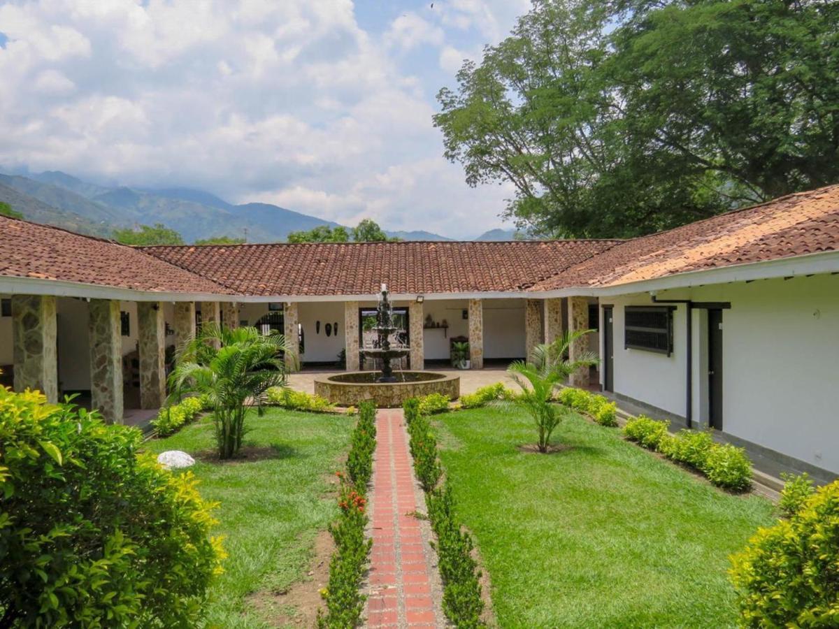 Familia Casa Blanca Hotel