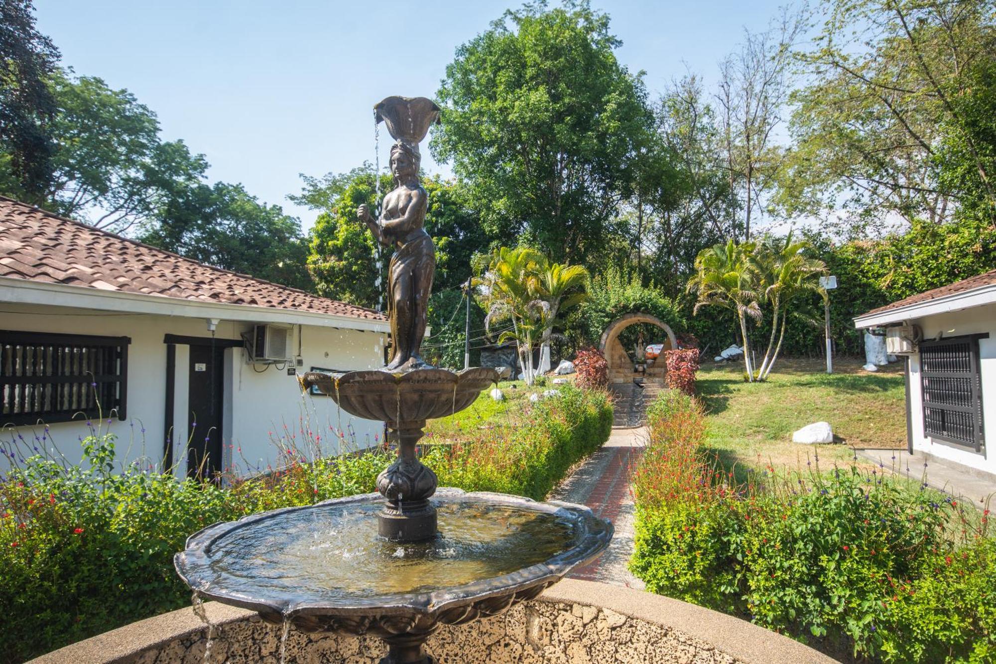 Familia Casa Blanca Hotel